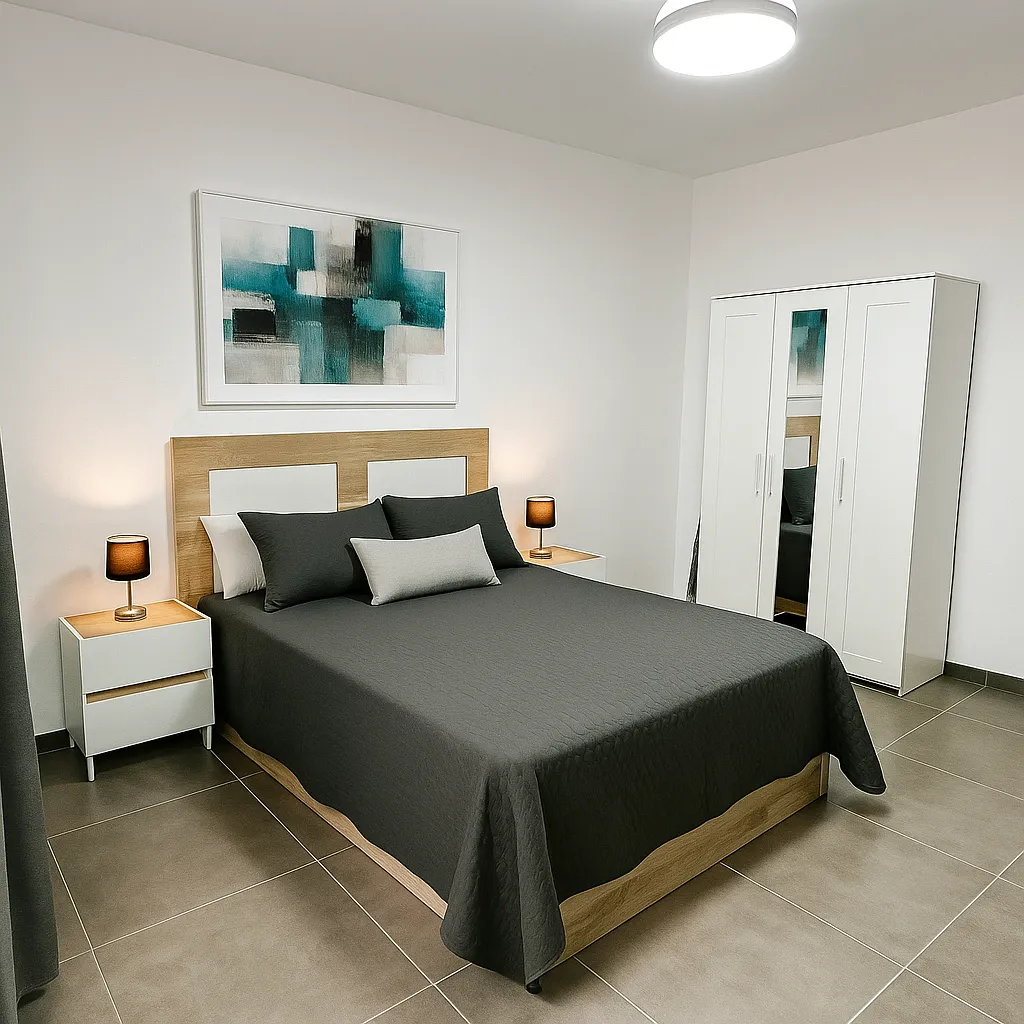 Dormitorio principal con cama de matrimonio y decoración cálida